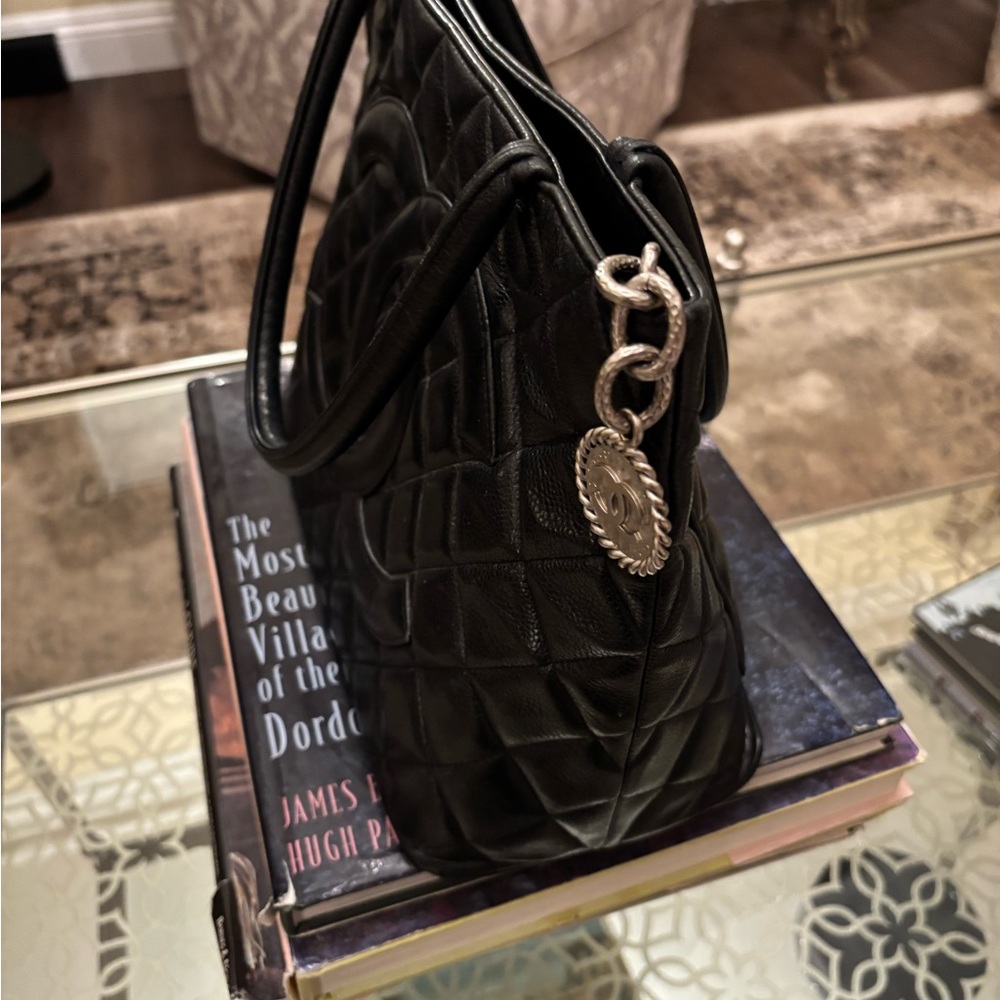 Beautiful Chanel Black Quilted Tote with Iconic Design - Picture 8 of 10